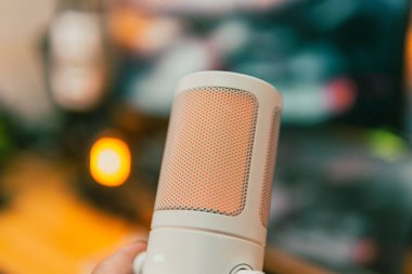 Ortam aydınlatmalı sinematik çalışma alanı, modern teknoloji estetiği ve üretkenlik için yaratıcı bir ruh hali sergiliyor..