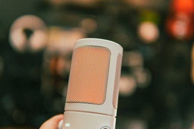 Ortam aydınlatmalı sinematik çalışma alanı, modern teknoloji estetiği ve üretkenlik için yaratıcı bir ruh hali sergiliyor..