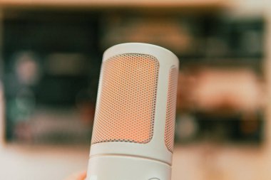 Ortam aydınlatmalı sinematik çalışma alanı, modern teknoloji estetiği ve üretkenlik için yaratıcı bir ruh hali sergiliyor..