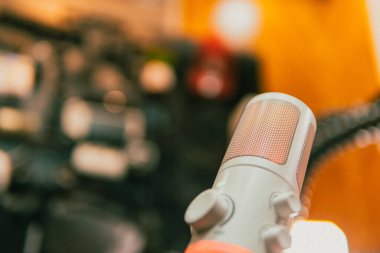 Ortam aydınlatmalı sinematik çalışma alanı, modern teknoloji estetiği ve üretkenlik için yaratıcı bir ruh hali sergiliyor..