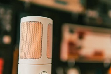 Ortam aydınlatmalı sinematik çalışma alanı, modern teknoloji estetiği ve üretkenlik için yaratıcı bir ruh hali sergiliyor..