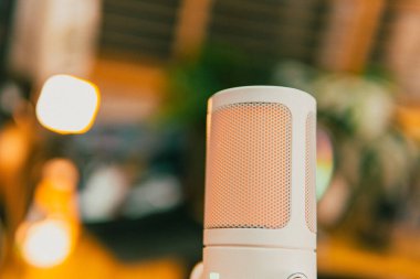 Ortam aydınlatmalı sinematik çalışma alanı, modern teknoloji estetiği ve üretkenlik için yaratıcı bir ruh hali sergiliyor..