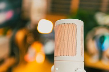 Ortam aydınlatmalı sinematik çalışma alanı, modern teknoloji estetiği ve üretkenlik için yaratıcı bir ruh hali sergiliyor..