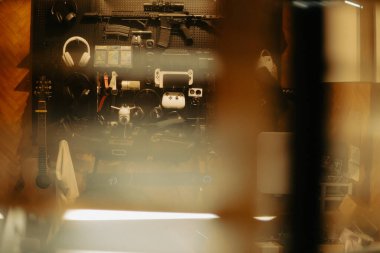 Pencere perdelerinden sinema masasına sessiz ve samimi bir bakış. Yumuşak, ılık ışıklar ve bulanık çizgiler nostaljik ve yansıtıcı bir atmosferi çağrıştırıyor..