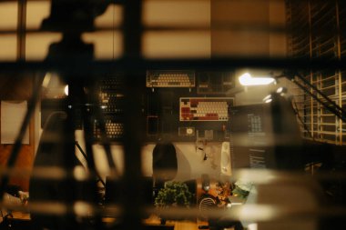 Pencere perdelerinden sinema masasına sessiz ve samimi bir bakış. Yumuşak, ılık ışıklar ve bulanık çizgiler nostaljik ve yansıtıcı bir atmosferi çağrıştırıyor..