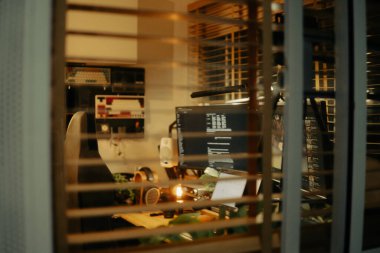 Pencere perdelerinden sinema masasına sessiz ve samimi bir bakış. Yumuşak, ılık ışıklar ve bulanık çizgiler nostaljik ve yansıtıcı bir atmosferi çağrıştırıyor..