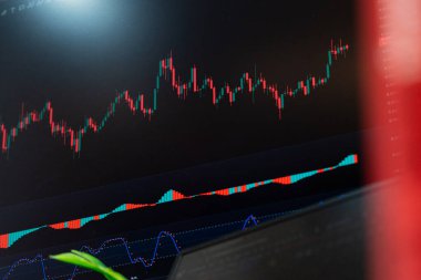 Modern stüdyo düzeninde üç ekran ile yakın plan şamdan stok grafiği, ticaret, kripto para birimi veya finansal analiz ortamları ile ilgili görseller için mükemmel.