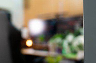 Modern stüdyo düzeninde üç ekran ile yakın plan şamdan stok grafiği, ticaret, kripto para birimi veya finansal analiz ortamları ile ilgili görseller için mükemmel.