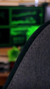Yeşil ekranlar bulanık arkaplanı doldururken el kamerasıyla sandalyeye odaklan. 4K30 yavaş çekimde yakalanan bu sahne ciddi bir hacker ya da siber güvenlik havasını çağrıştırıyor..