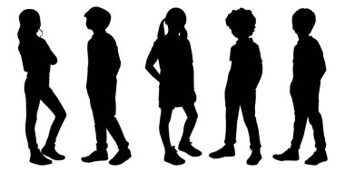 Beyaz arkaplanda izole edilmiş ayakta duran çocukların siluetleri