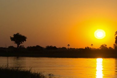 Gölün üzerinde güzel bir gün batımı