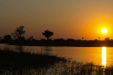 Nehirde güzel bir gün batımı