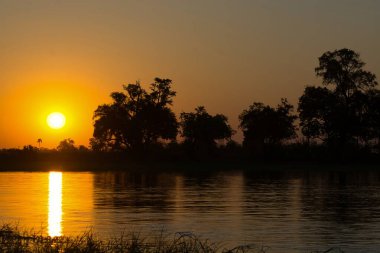 Akşamları gölün üzerinde gün batımı