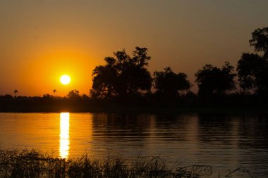 Nehrin üzerinde gün batımı