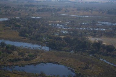 Arjantin 'in El Budo köyündeki küçük bir nehrin hava manzarası.