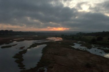 Sabah sisi ve bulutlar bir gölün üzerinde, köy.