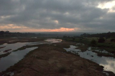 Nehir ve gölü olan güzel bir manzara.