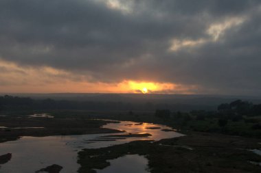 Nehrin üzerinde güzel bir gün batımı