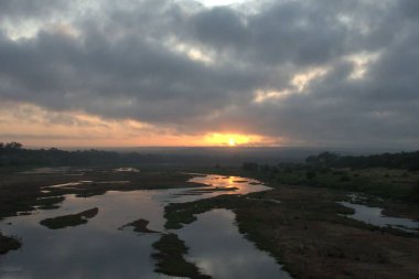 Nehrin üzerinde güzel gün batımı, doğa