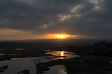 Nehrin üzerinde güzel bir gün batımı