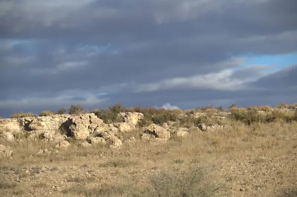 Kayalarla ve bulutlu gökyüzüyle manzara