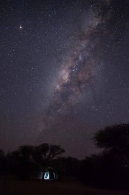 Gece gökyüzünde Samanyolu