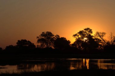 Gölde gün batımı