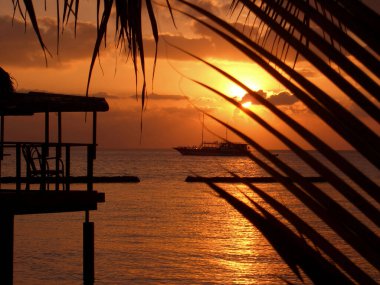 Sahilde gün batımı