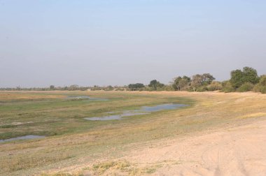 Nehir ve mavi gökyüzü ile güzel manzara