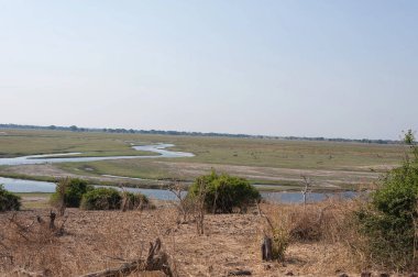 Dağlardaki nehrin güzel manzarası
