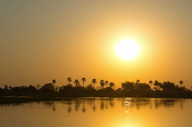 Gölün üzerinde güzel bir gün batımı