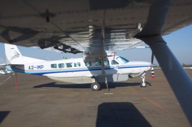 Uçak havaalanına park edildi..