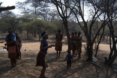 Köydeki bir grup Afrikalı.