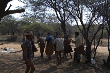 Ormandaki köydeki insanlar