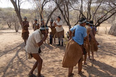 Kenya savanasında bir grup genç insan