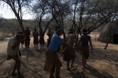 Çölde geleneksel giysili adamlar