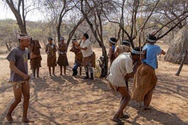 Çöldeki bir grup insan.