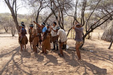 Ulusal Savanadaki bir grup insan