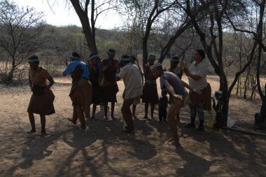 Ulusal kostümlü insanlar.