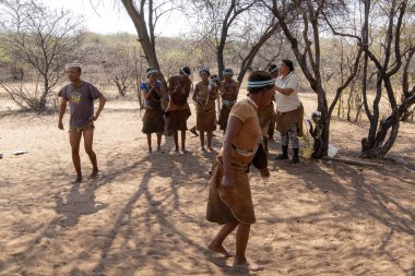 Çöldeki Afrikalı insanlar.