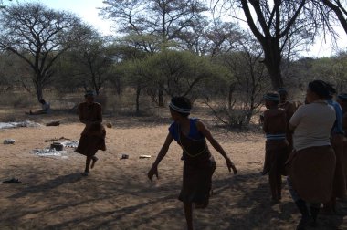 Çöldeki bir grup Afrikalı.