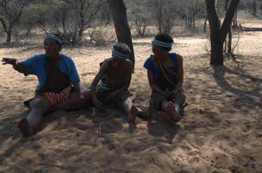 Namibya Çölü 'ndeki bir grup insan.