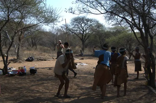 Savanadaki Afrikalı insanlar.