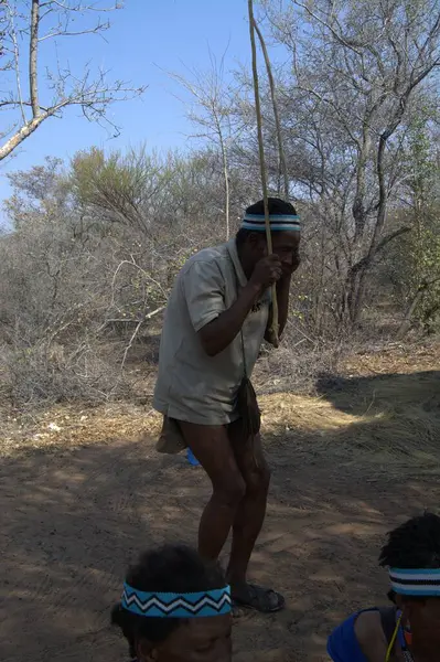 Namibya 'daki geleneksel kostümlü insanlar.