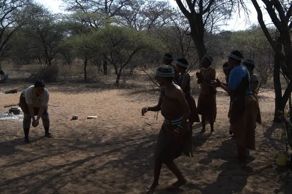 Kenya savanındaki Afrikalı köylüler.