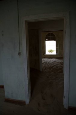 Şehirdeki terk edilmiş eski bina.