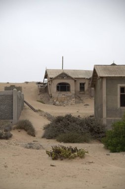 Çölde terk edilmiş eski bir ev