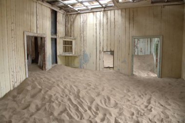 Çöldeki terk edilmiş bina.