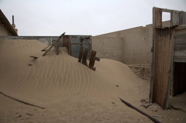 Çöldeki eski ahşap ev