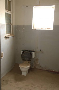 Şehirde terk edilmiş bir ev.